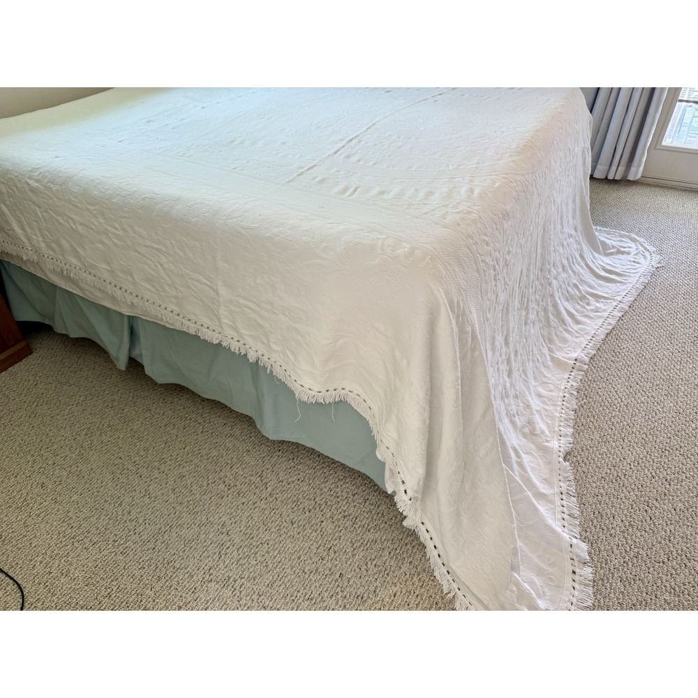 Vintage White Matelassé Bedspread 100% Cotton Jacquard Fringed Queen Coverlet